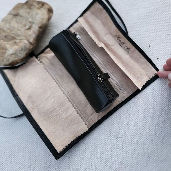 Black Minimalist Key and Card Holder - Picture 9 of 9